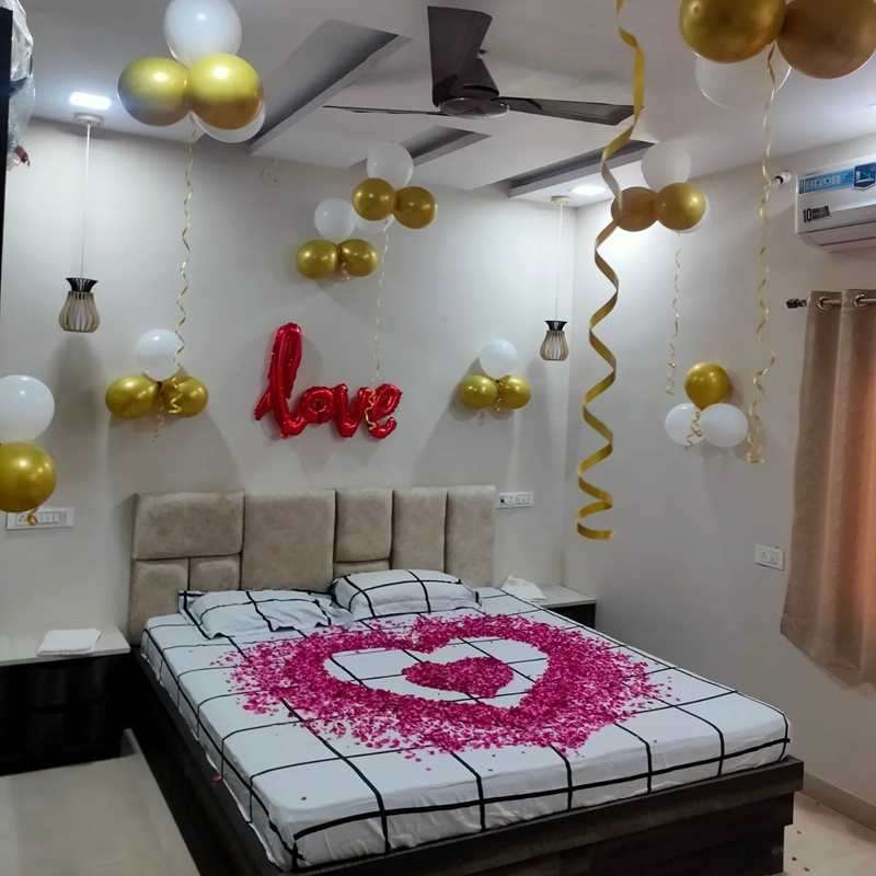 floral room decoration for wedding night